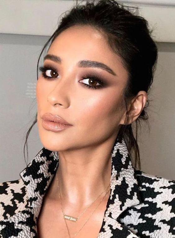 μαύρο-smokey eye-τάσεις-στο-μακιγιάζ-Φθινόπωρο-Χειμώνας 2022-2023-ιδέες- μαύρο-smokey eye-τάσεις-στο-μακιγιάζ-Φθινόπωρο-Χειμώνας 2022-2023-ιδέες-