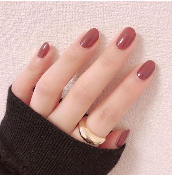 Glazed donut-σοκολατί-κοντά-νύχια-ιδέες-Φθινόπωρο 2022- Glazed donut-σοκολατί-κοντά-νύχια-ιδέες-Φθινόπωρο 2022-