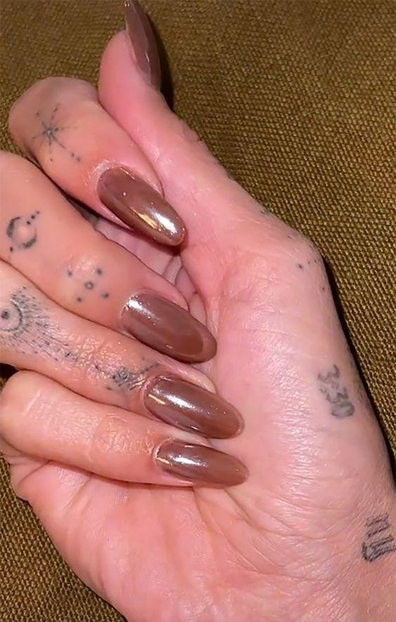 Glazed donut nails-ιδέες-για-το-Φθινόπωρο 2022-τάσεις- Glazed donut nails-ιδέες-για-το-Φθινόπωρο 2022-τάσεις-