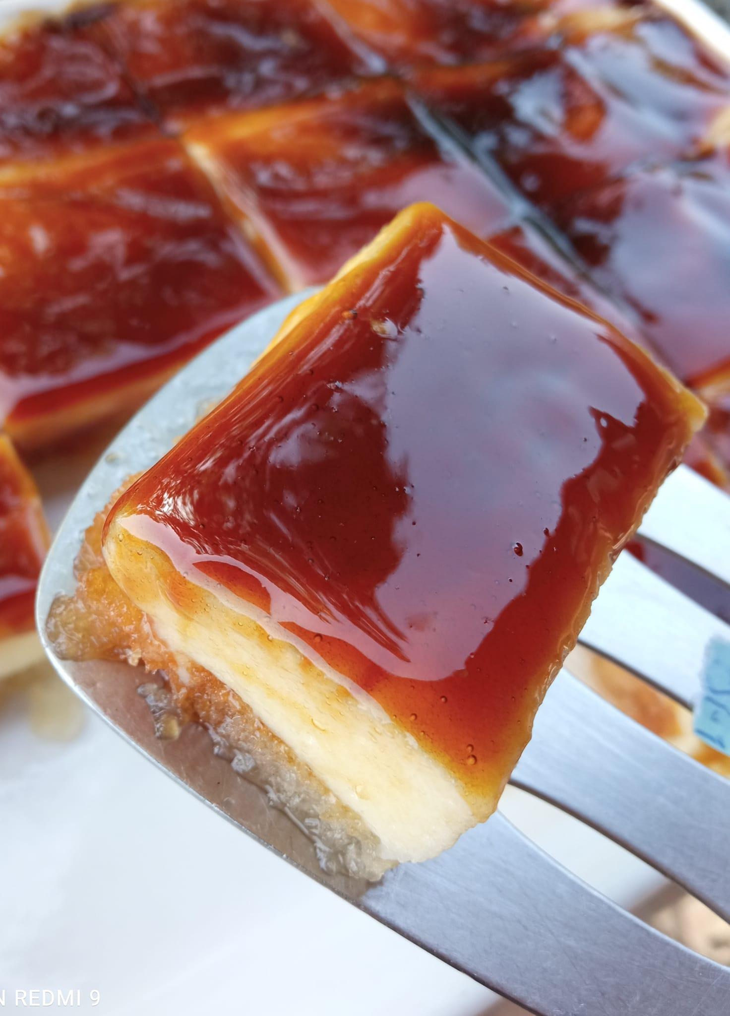 γλυκό ψυγείου-με-φρυγανιές-καραμέλα-και-κρέμα-συνταγή-