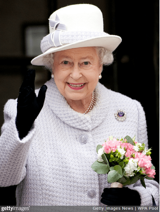 10-φωτογραφίες-που-δείχνουν-ότι-η-βασιλίσσα Ελισάβετ-μοιάζει-με-την-πριγκίπισσα Σάρλοτ-