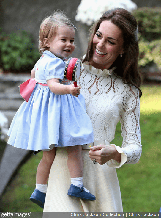 10-φωτογραφίες-που-δείχνουν-ότι-η-βασιλίσσα Ελισάβετ-μοιάζει-με-την-πριγκίπισσα Σάρλοτ-