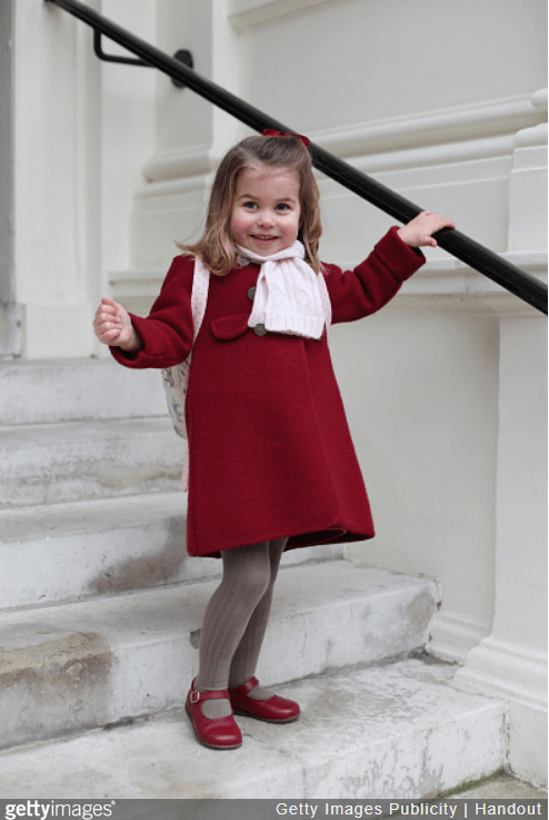 10-φωτογραφίες-που-δείχνουν-ότι-η-βασιλίσσα Ελισάβετ-μοιάζει-με-την-πριγκίπισσα Σάρλοτ-