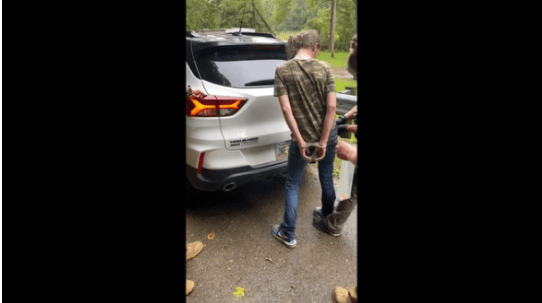 Παιδί 3 ετών βρέθηκε σε κλουβί κακοποιημένο με γεμάτο έντομα