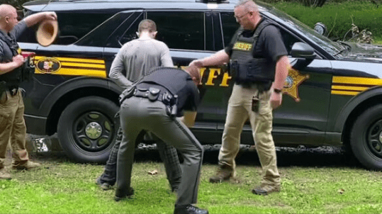 Παιδί 3 ετών βρέθηκε σε κλουβί κακοποιημένο με γεμάτο έντομα