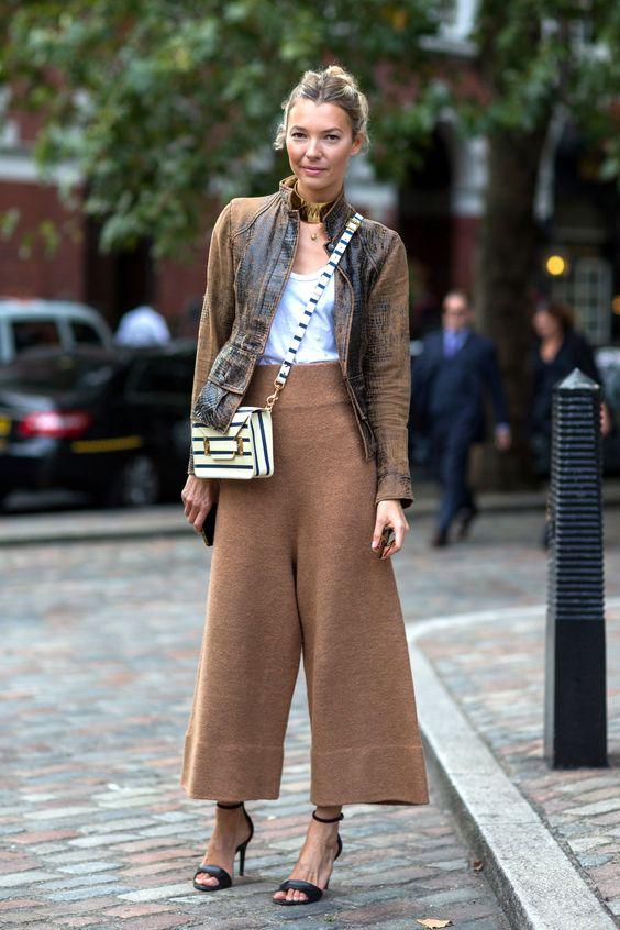 μπεζ-βαμβακερή culotte-με-λευκό μπλουζάκι-και-καφέ-τζάκετ-για-το-Χειμώνα 2023-ιδέες μπεζ-βαμβακερή culotte-με-λευκό μπλουζάκι-και-καφέ-τζάκετ-για-το-Χειμώνα 2023-ιδέες