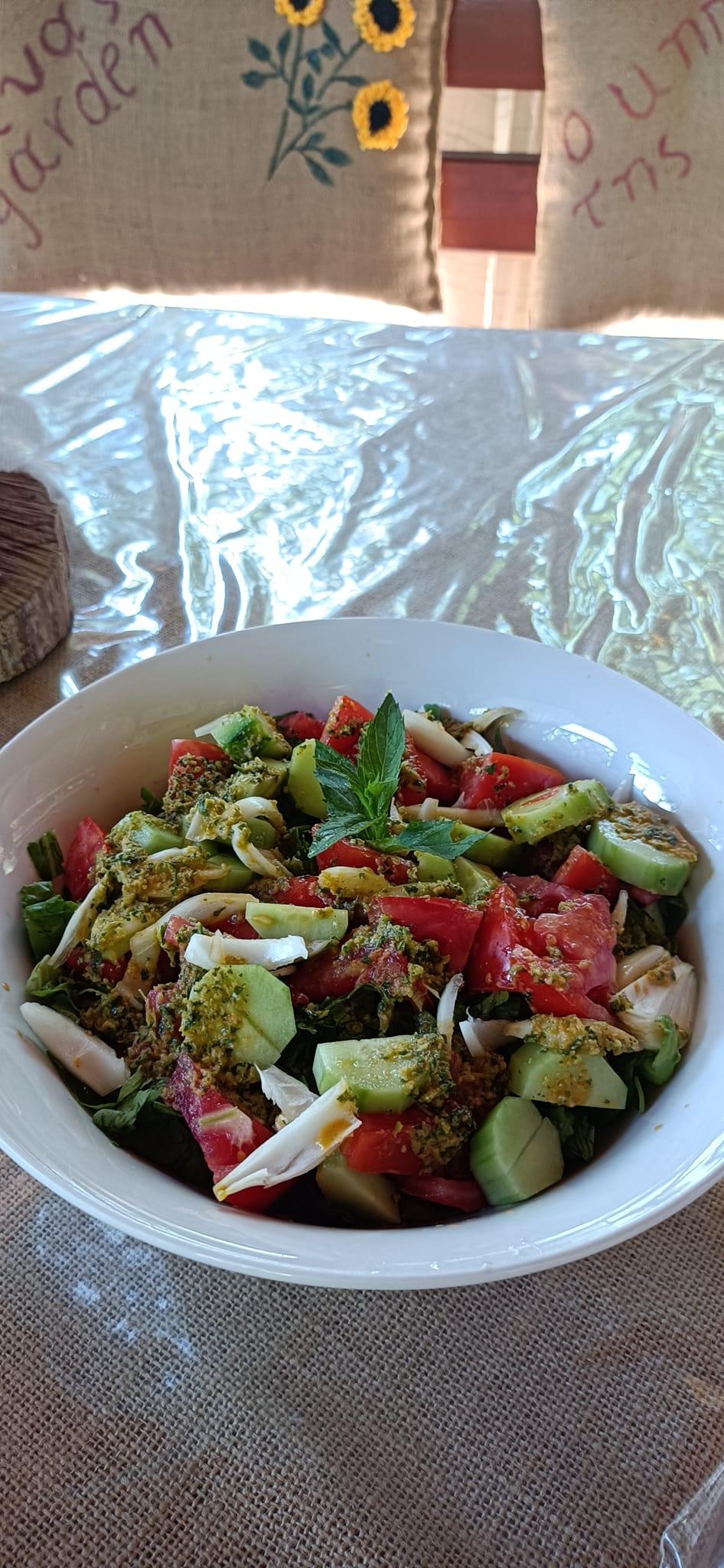 χωριάτικη σαλάτα-με-ντρέσινγκ- χωριάτικη σαλάτα-με-ντρέσινγκ-