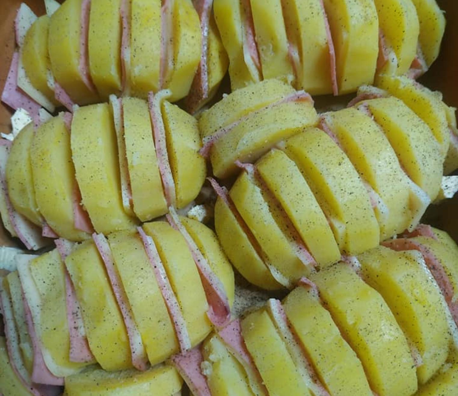 Πατάτες φούρνου γεμιστές με μπεσαμέλ, ζαμπόν και τυριά