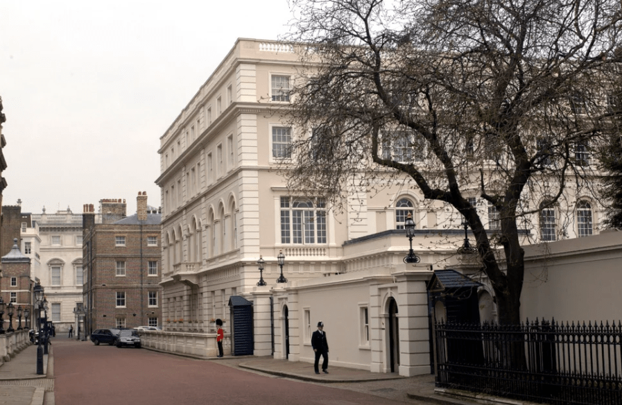 Βασιλιάς Κάρολος: Δεν θα μείνει στο Μπάκιγχαμ αλλά στο Clarence House