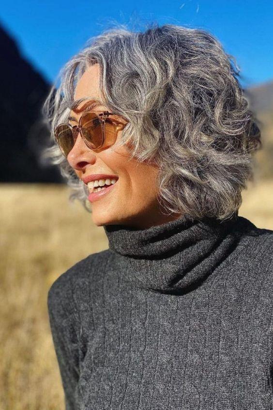 κοντό καρέ-με-μπούκλες-τον-Οκτώβριο 2022-ιδέες-