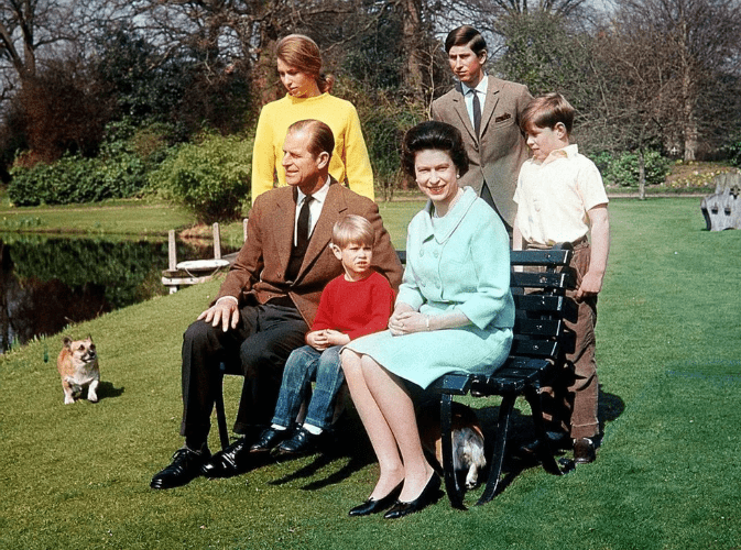 Βασίλισσα Ελισάβετ: Οι άγνωστες ιστορίες από τις τέσσερις γέννες της