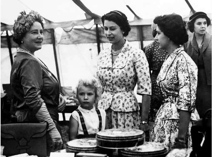 Βασίλισσά Ελισάβετ: Οι άγνωστες ιστορίες απο τους τέσσερις τοκετούς