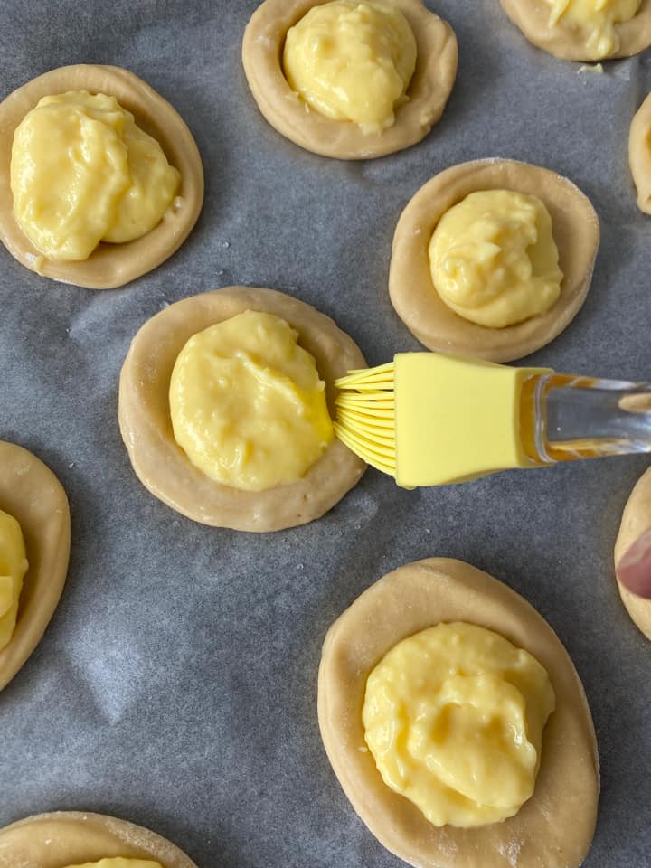 γλυκά ψωμάκια-γεμιστά-με-κρέμα βανίλιας-και-επικάλυψη σοκολάτα-συνταγή-