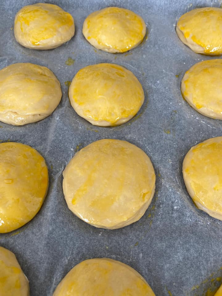 γλυκά ψωμάκια-γεμιστά-με-κρέμα βανίλιας-και-επικάλυψη σοκολάτα-συνταγή-