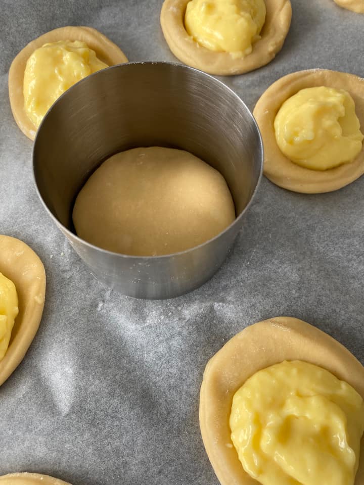 γλυκά ψωμάκια-γεμιστά-με-κρέμα βανίλιας-και-επικάλυψη σοκολάτα-συνταγή-