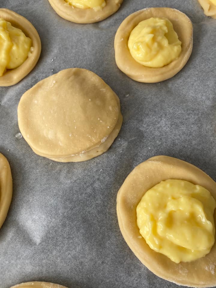 γλυκά ψωμάκια-γεμιστά-με-κρέμα βανίλιας-και-επικάλυψη σοκολάτα-συνταγή-