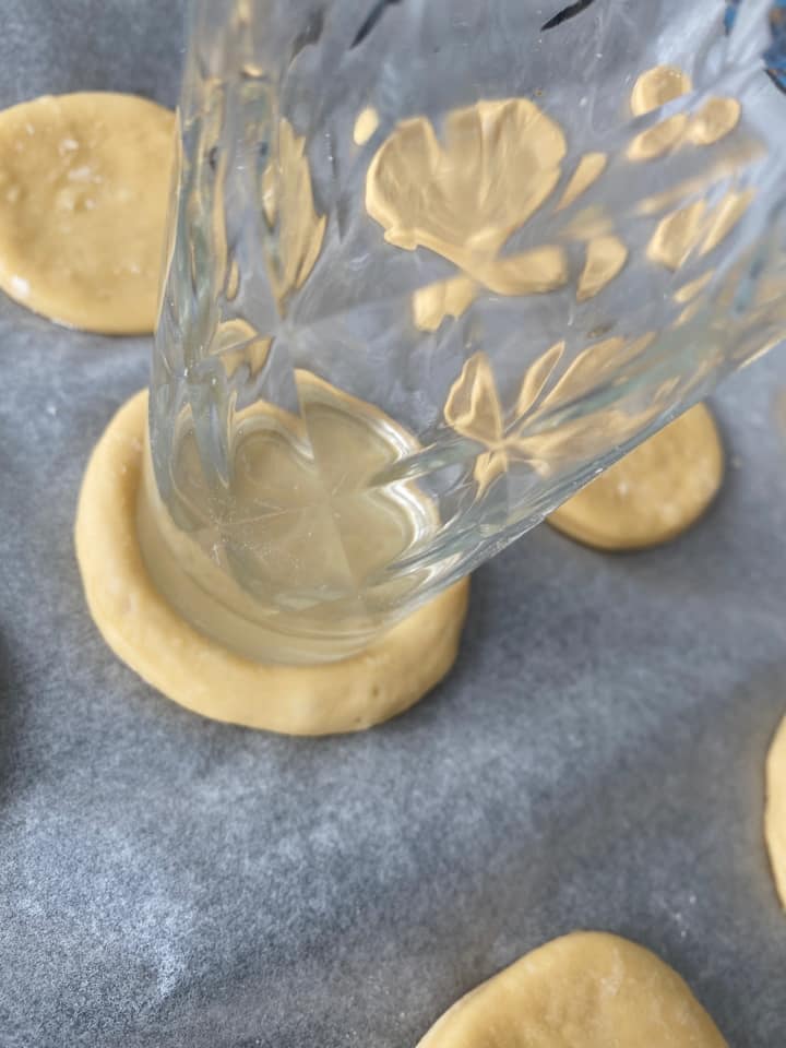 γλυκά ψωμάκια-γεμιστά-με-κρέμα βανίλιας-και-επικάλυψη σοκολάτα-συνταγή-