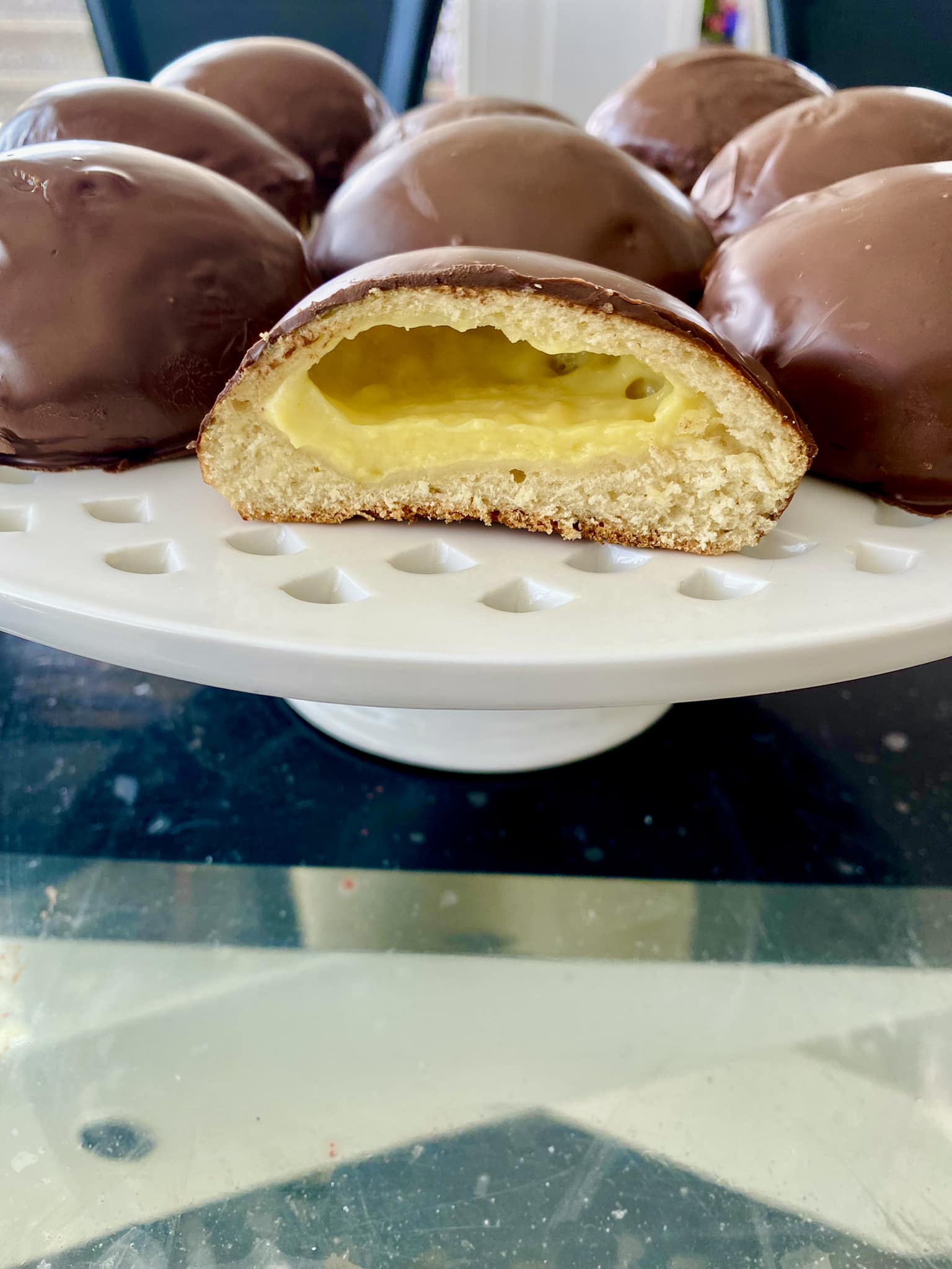 γλυκά ψωμάκια-γεμιστά-με-κρέμα βανίλιας-και-επικάλυψη σοκολάτα-συνταγή-