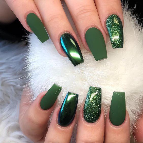 Metallic green-νύχια-με-γκλίτερ-και-ματ πράσινο-ιδέες-