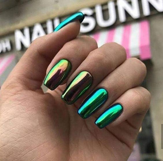 Metallic green-νύχια-σε-όλες-τις-αποχρώσεις-ιδέες-Χειμώνας 2023-