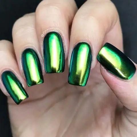 Metallic green-σε-τετράγωνα νύχια-ιδέες-Χειμώνας 2023-