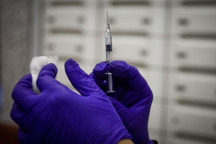 Έρχονται απο Δευτέρα τα επικαιροποιημένα εμβόλια:  Ποιοι πρέπει οπωσδήποτε να τα κάνουν