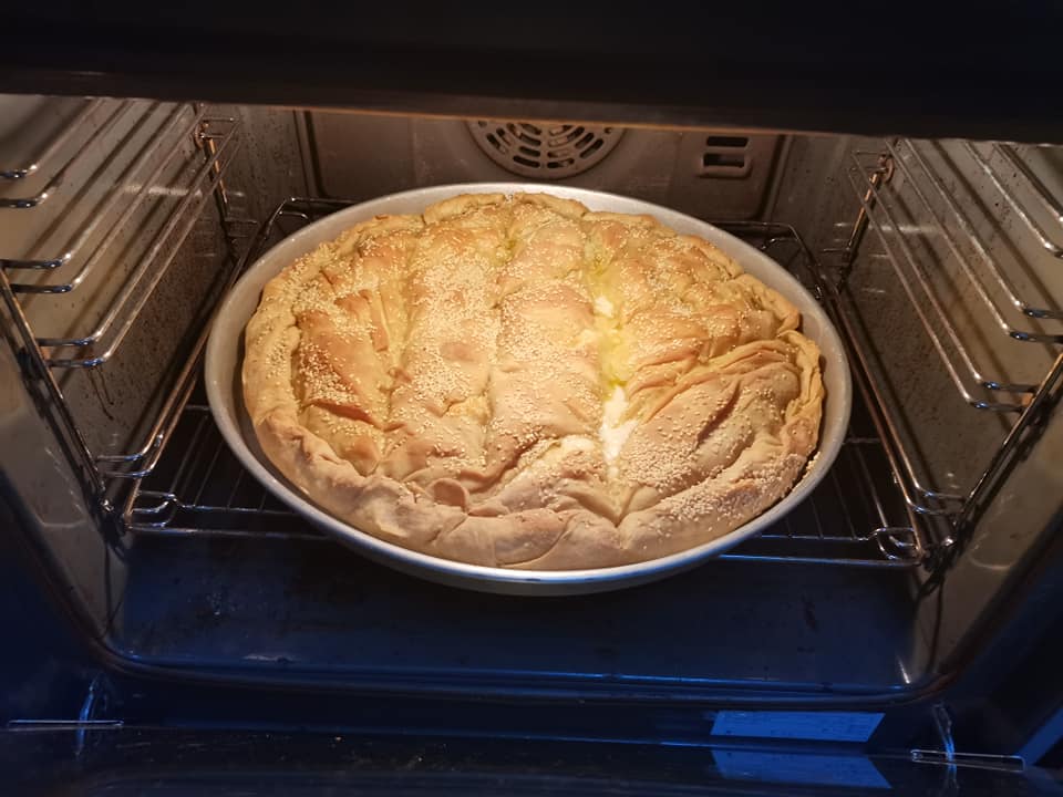 τυρόπιτα-με-μπεσαμέλ-και-τυριά-συνταγή-