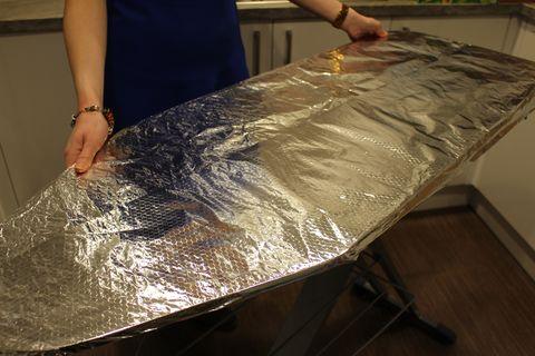 Σιδέρωμα ρούχων: Τα κόλπα για να βγαίνουν τα ρούχα σου άψογα