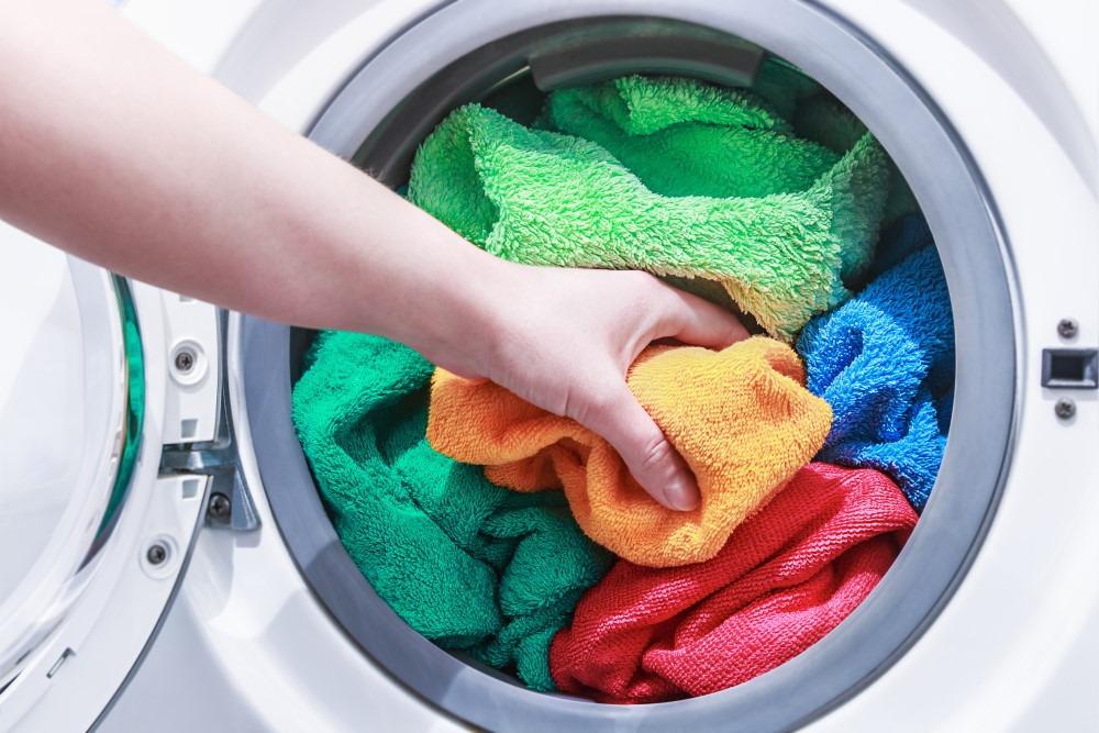 Σιδέρωμα ρούχων: Τα κόλπα για να βγαίνουν τα ρούχα σου άψογα