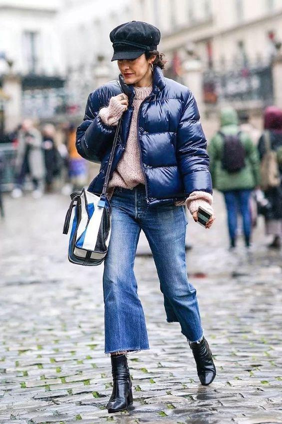flared jean-με-μπλε-φουσκωτό μπουφάν-Χειμώνας 2023-ιδέες-