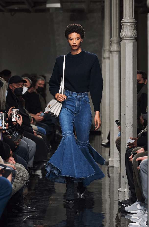 ιδέες-με-flared jeans-τον-Χειμώνα 2023-τάσεις-