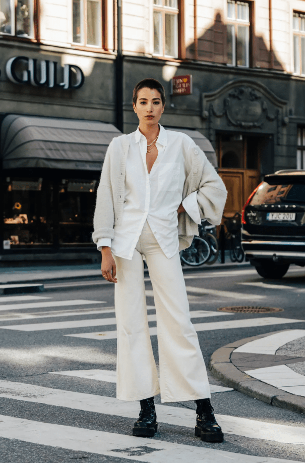 total white-ντύσιμο-με-flared jean-