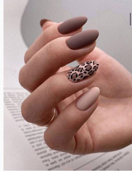 μανικιούρ-με-γήινα χρώματα-και-animal print-ιδέες-Φθινόπωρο 2022-