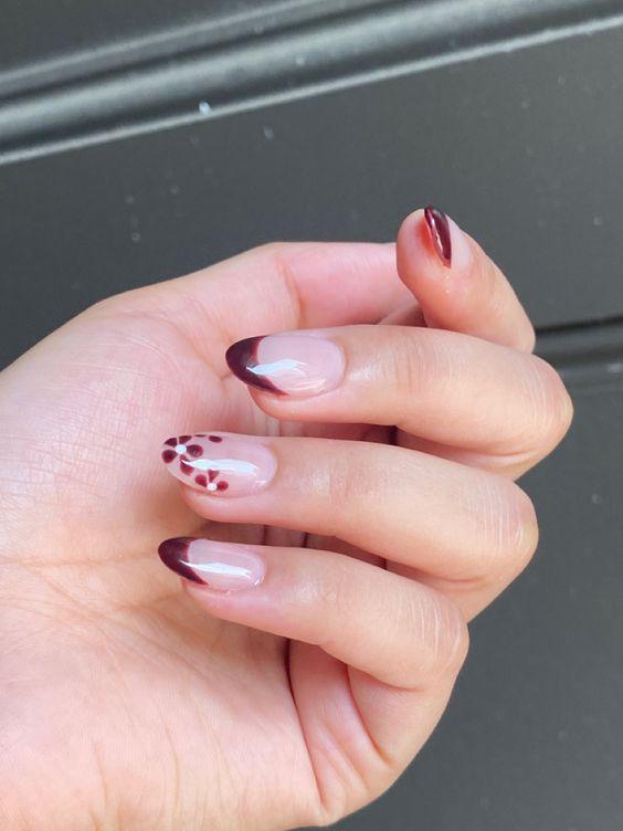 floral-νύχια-σε-γήινες αποχρώσεις-Φθινόπωρο 2022-ιδέες-