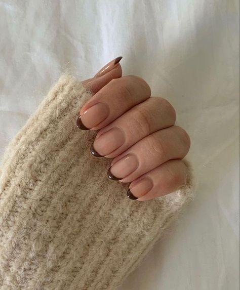 γαλλικό μανικιούρ-νύχια-σε-γήινες αποχρώσεις-Φθινόπωρο 2022-ιδέες-