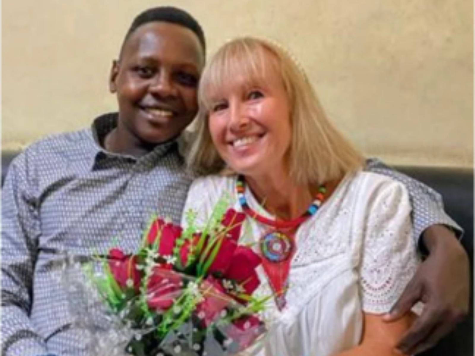 60χρονη τα παράτησε όλα και πήγε να ζήσει με 30χρονο σε σπίτι από λάσπη