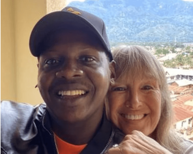 60χρονη τα παράτησε όλα και πήγε να ζήσει με 30χρονο σε σπίτι από λάσπη