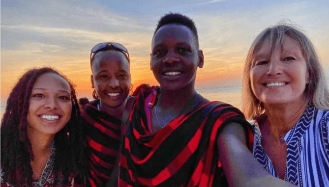 60χρονη τα παράτησε όλα και πήγε να ζήσει με 30χρονο σε σπίτι από λάσπη