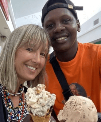 60χρονη τα παράτησε όλα και πήγε να ζήσει με 30χρονο σε σπίτι από λάσπη