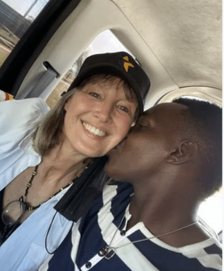 60χρονη τα παράτησε όλα και πήγε να ζήσει με 30χρονο σε σπίτι από λάσπη