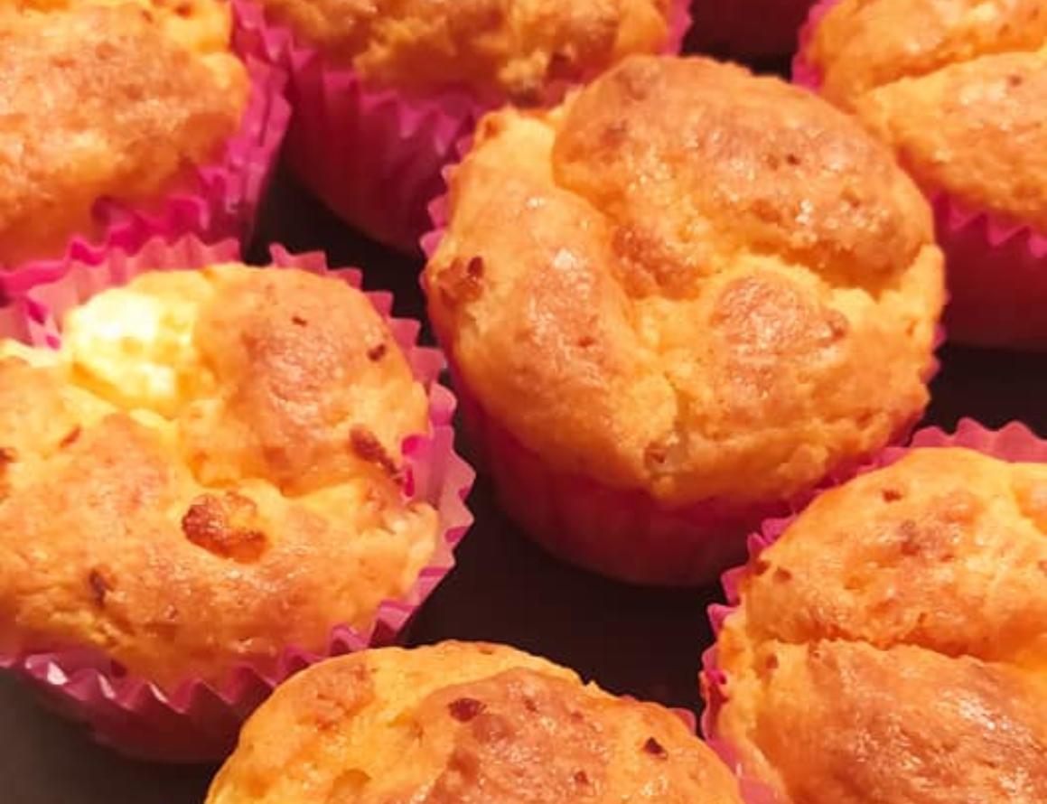 Αφράτα τυροψωμάκια σε φόρμα για κολατσιό στο σχολείο