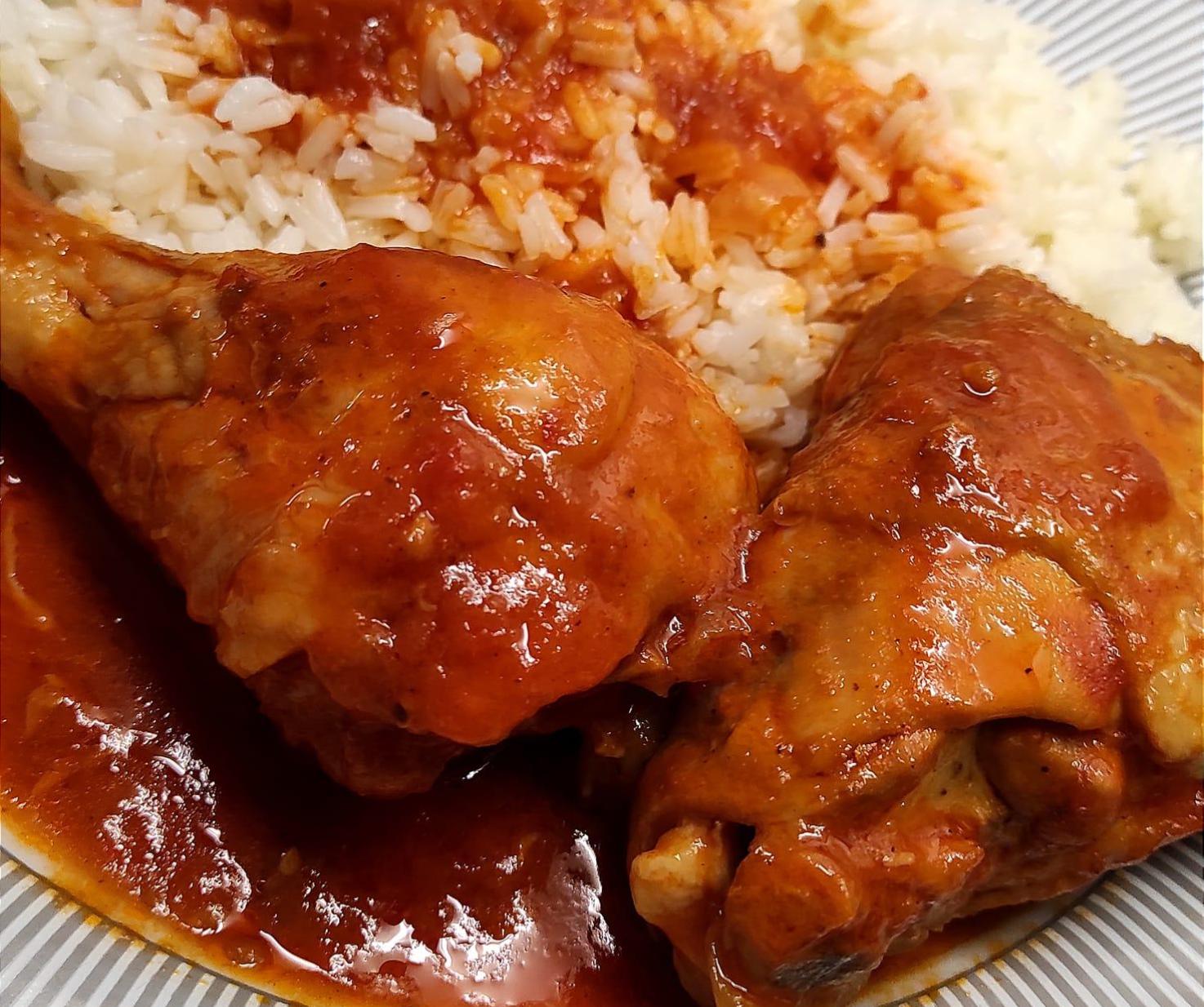 Κοτόπουλο κοκκινιστό με πιλάφι για το ολοήμερο