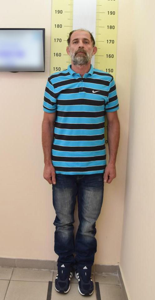 Δειτε τον πατριό απο την Κρήτη που κατηγορείται για τον βι@σμό της 13χρονης