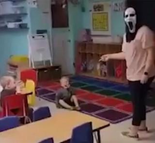 Εικόνες οργής σε παιδικό σταθμό: Εργαζόμενη τρομοκρατεί παιδιά και αυτά κλαίνε από τον φόβο τους