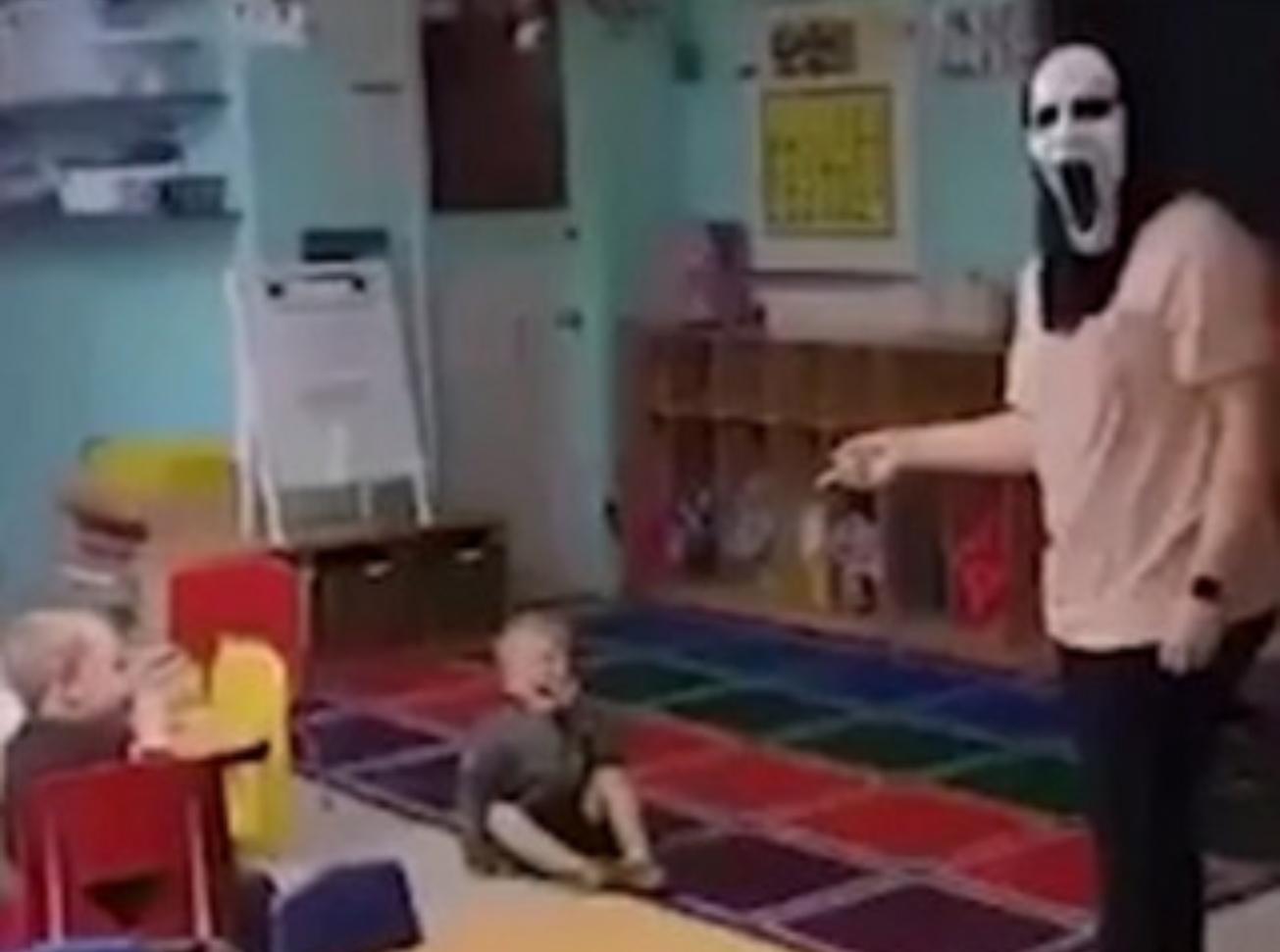 Εικόνες οργής σε παιδικό σταθμό: Εργαζόμενη τρομοκρατεί παιδιά και αυτά κλαίνε από τον φόβο τους