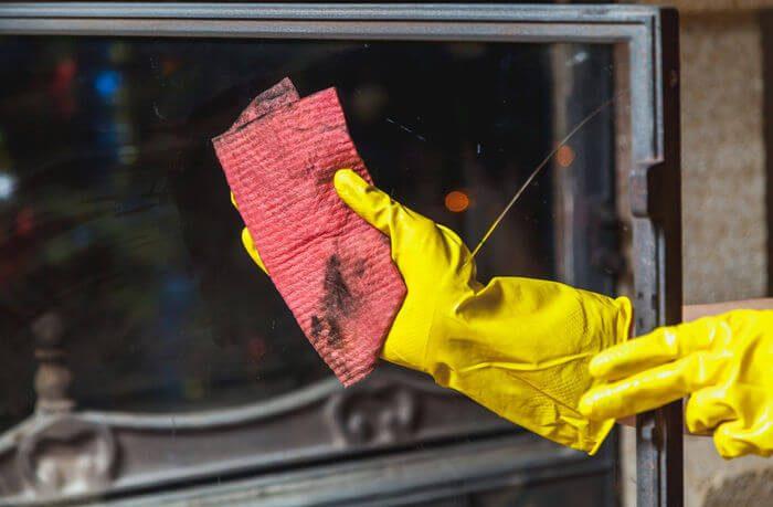 Πώς να καθαρίσουμε την ξυλόσομπα και τα μπουριά