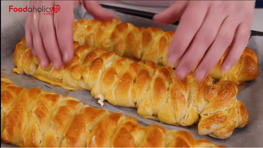 Αφράτα τυρόψωμα σε ρολό για κολατσιό στο σχολείο