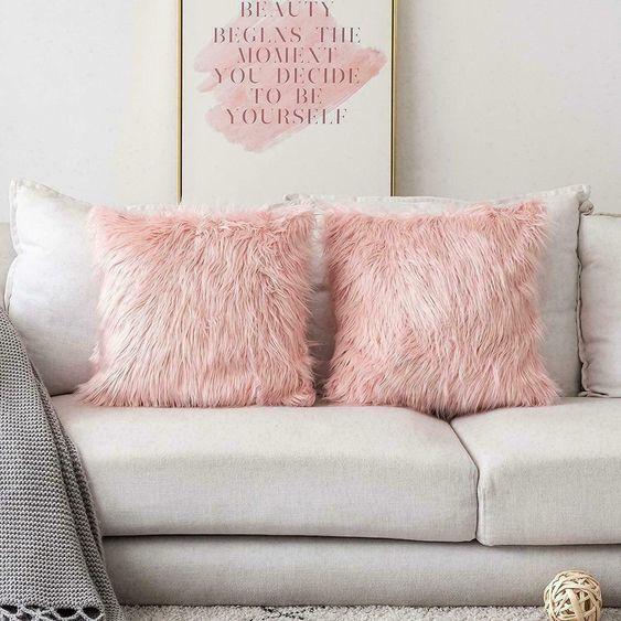 ροζ-γούνινα μαξιλάρια-στον-καναπέ-ιδέες διακόσμησης-Χειμώνας 2023-