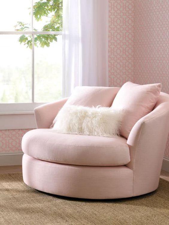 λευκά-γούνινα μαξιλάρια-στην-πολυθρόνα-ιδέες-