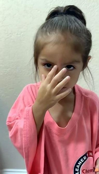 μαμά-έβγαλε-τα-φρύδια-της-κόρης-της-για-να-μην-την-κοροϊδεύουν-στο-σχολείο-